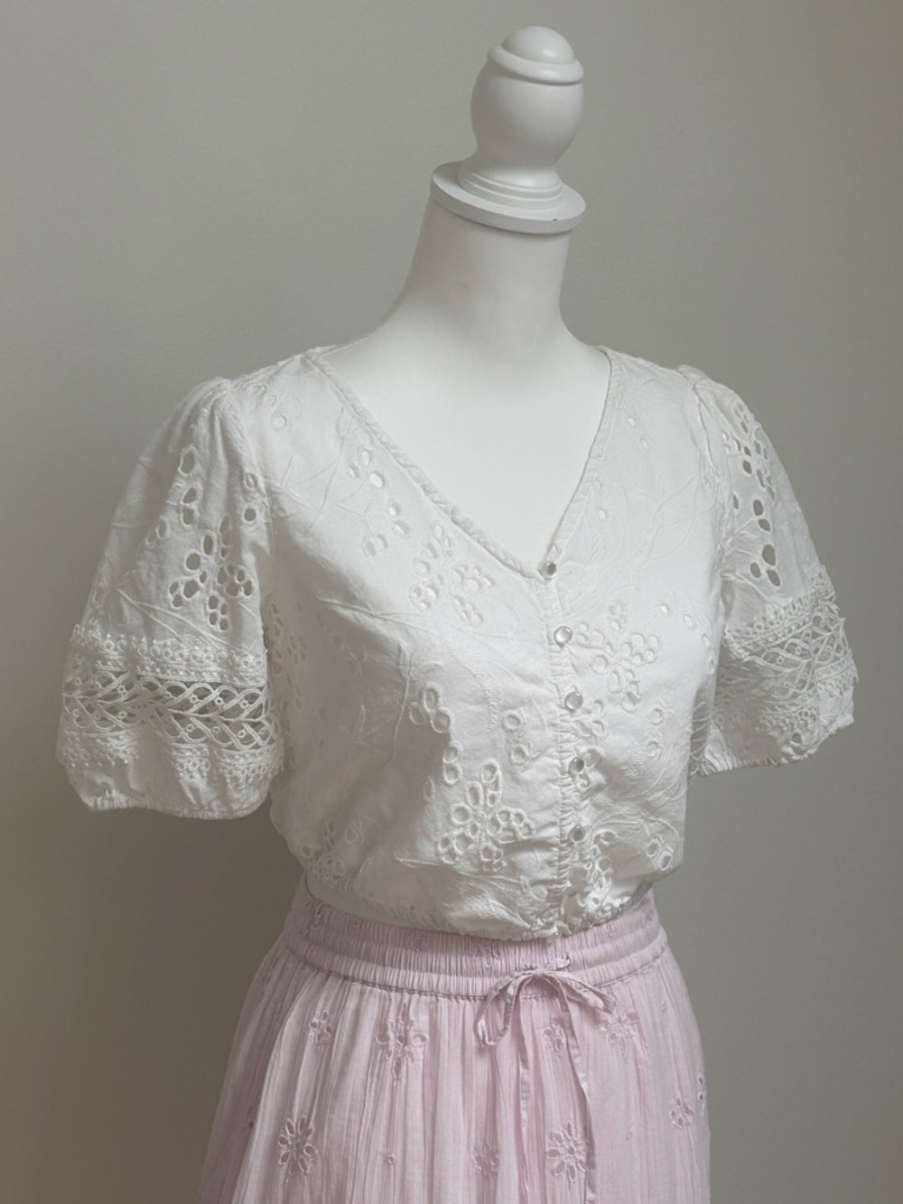 100% Cotton White Eyelet Lace V-Neck Button Front Cropped Blouse XS